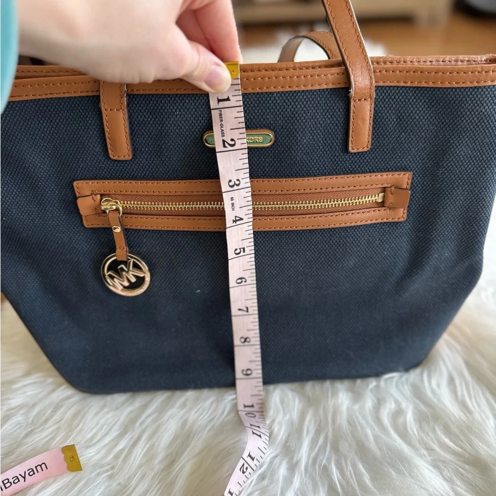 🔥Michael Kors | Navy Blue & Brown Shoulder Bag with Zip Closure and Storage